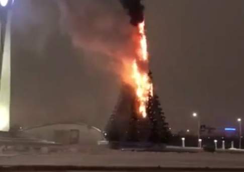 Городская елка загорелась у центрального парка Астаны (видео)